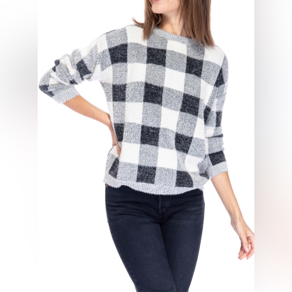 SUPER SOFT and warm Buffalo plaid sweater! Like new ❄️